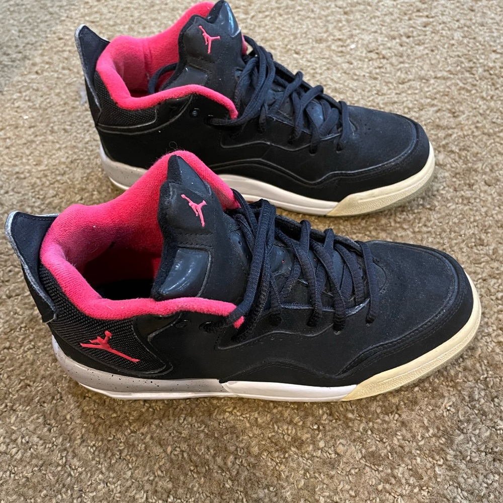 Girls Jordan courtside GS size:6Y